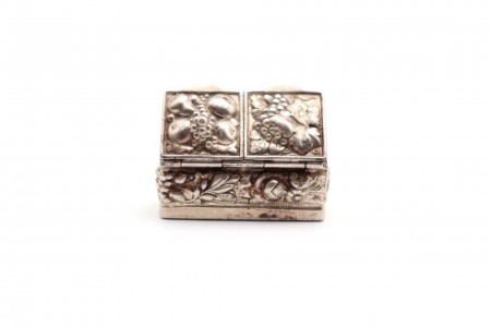 Caixa de comprimidos em prata com compartimento duplo e elementos em alto relevo